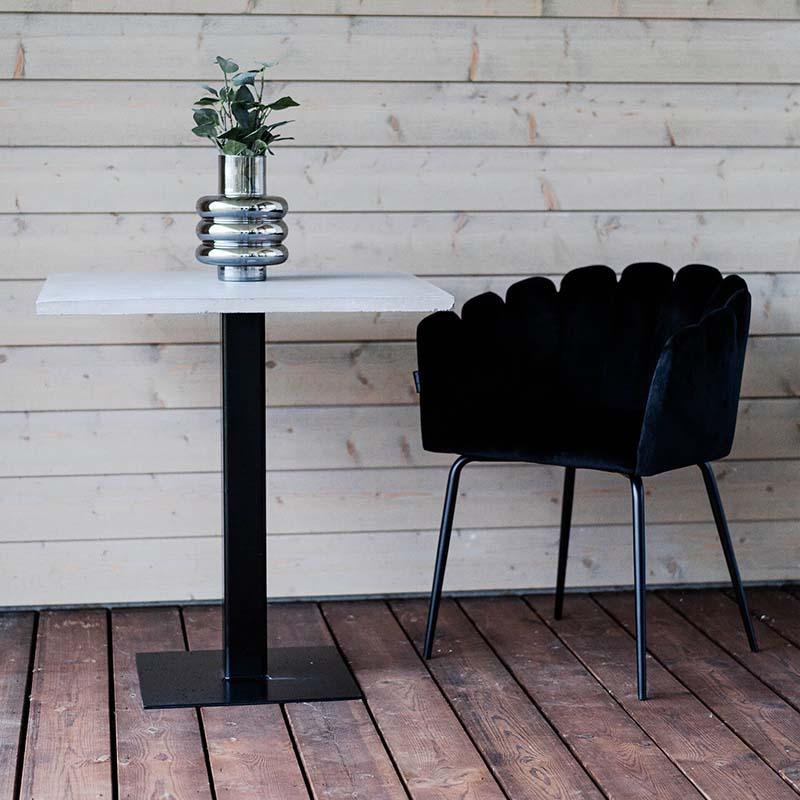 60° North Design bistro 72° mustan ja betonin värisenä. Furmus.fi. Miljöökuva