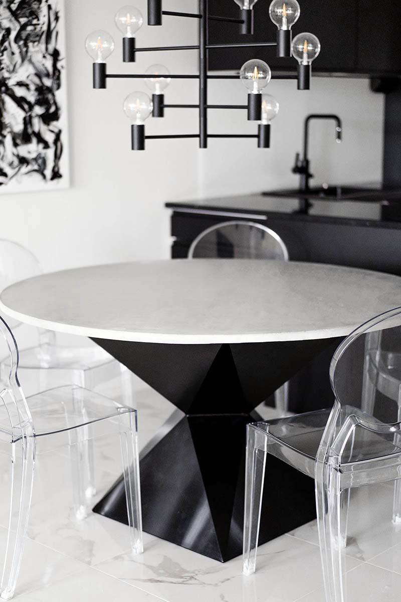 60° North Design ruokapöytä 140° mustan ja betonin värisenä. Furmus.fi. Miljöökuva