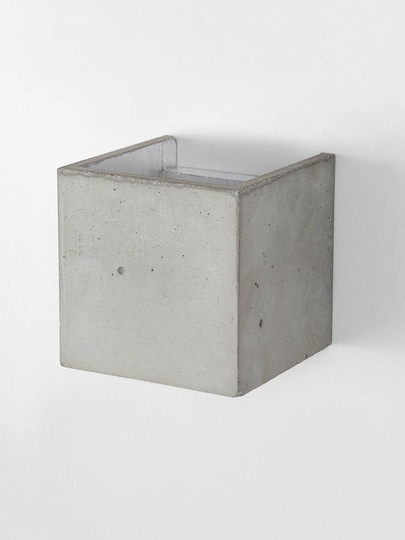 GANTlights [B3] kuutio seinävalaisin iso vaalea betoni ja hopean värisenä Furmus.fi