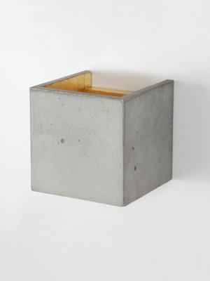 GANTlights [B3] kuutio seinävalaisin iso vaalea betoni ja kullan värisenä Furmus.fi