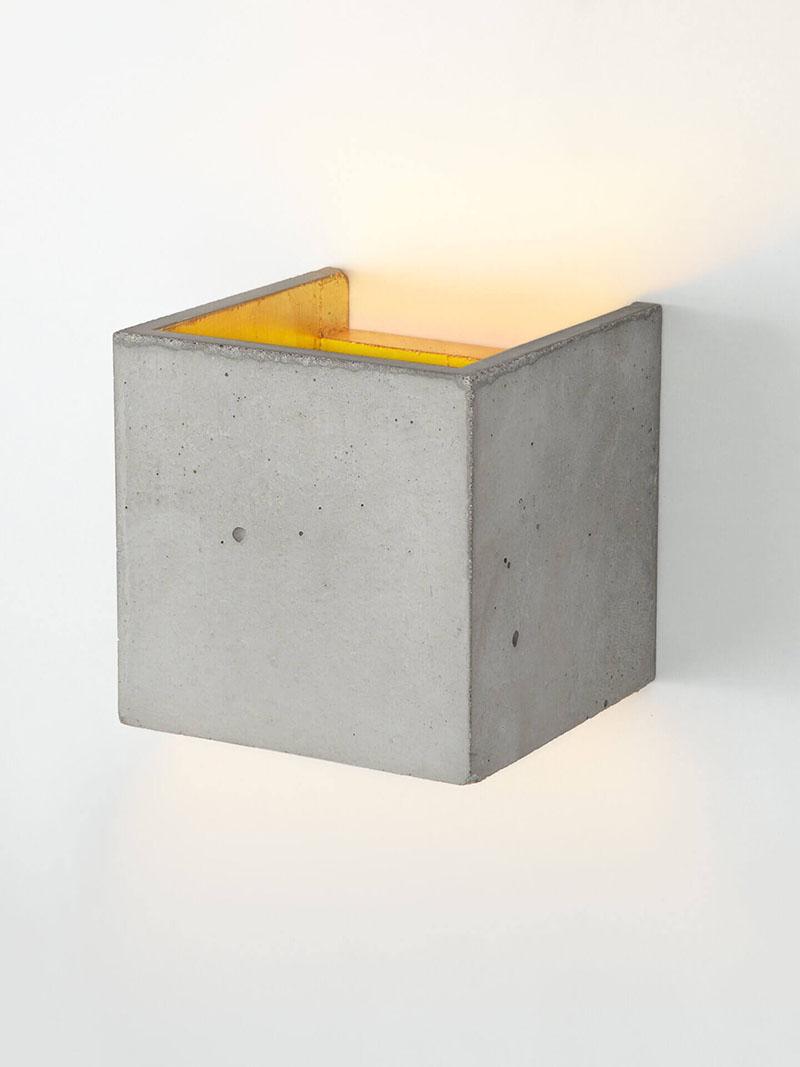 GANTlights [B3] kuutio seinävalaisin iso vaalea betoni ja kullan värisenä Furmus.fi
