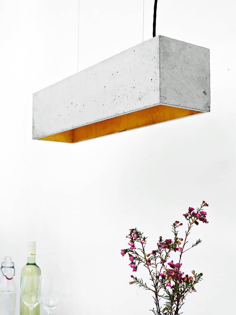 GANTlights [B4] riippuvalaisin harmaa betonin ja kullan värisenä. Furmus.fi. Miljöökuva