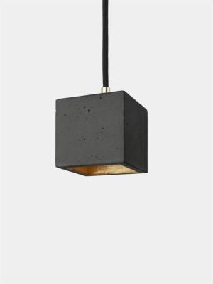 GANTlights [B6] kuutio riippuvalaisin pieni tumman harmaasta betonista ja kullasta tehty valaisin. Furmus.fi