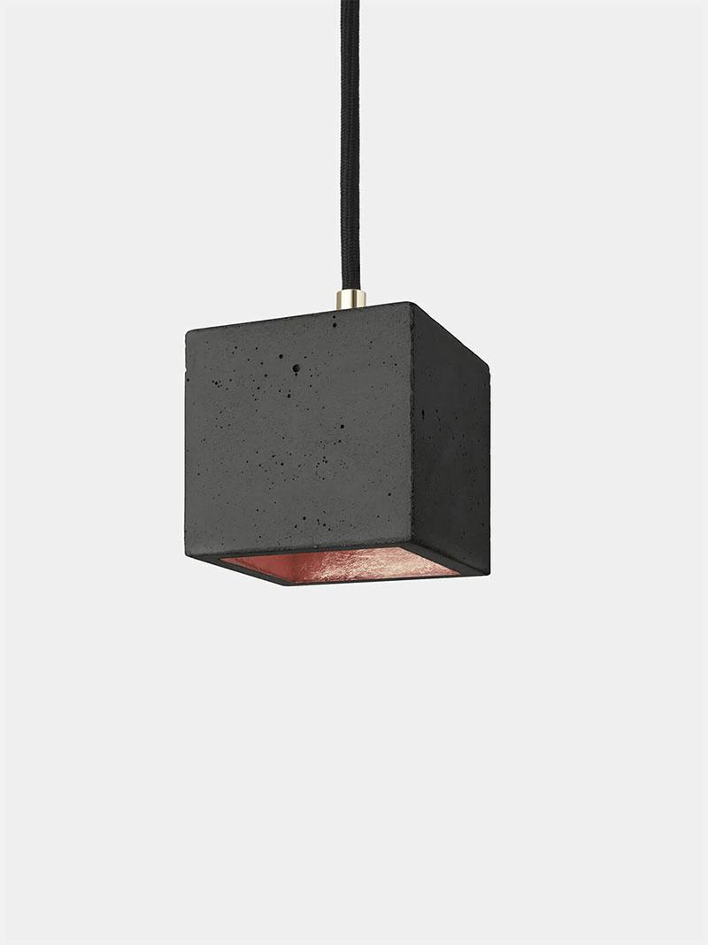 GANTlights [B6] kuutio riippuvalaisin pieni tumman harmaasta betonista ja kuparista tehty valaisin. Furmus.fi