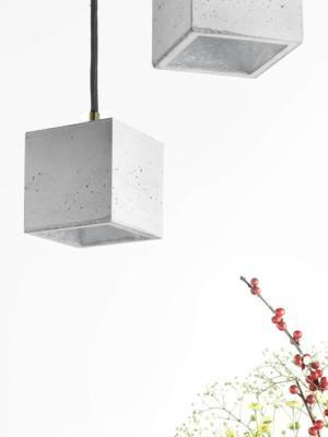 GANTlights [B6] kuutio riippuvalaisin pieni vaalea betonin ja hopean värisenä. Furmus.fi.