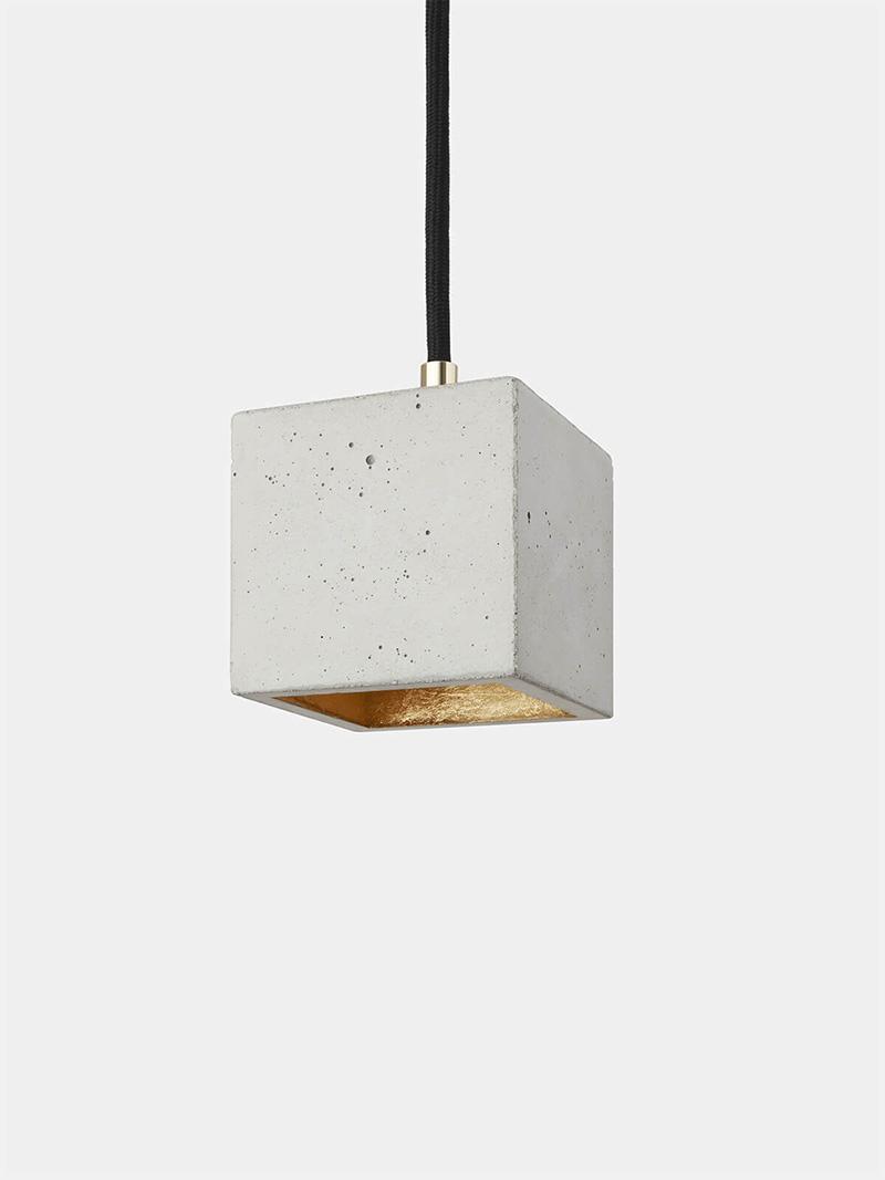 GANTlights [B6] kuutio riippuvalaisin pieni vaalea betonin ja kullan värisenä. Furmus.fi