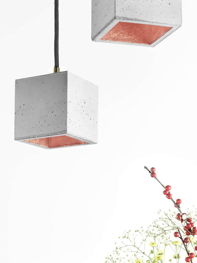 GANTlights [B6] kuutio riippuvalaisin pieni vaalea betonin ja kuparin värisenä. Furmus.fi