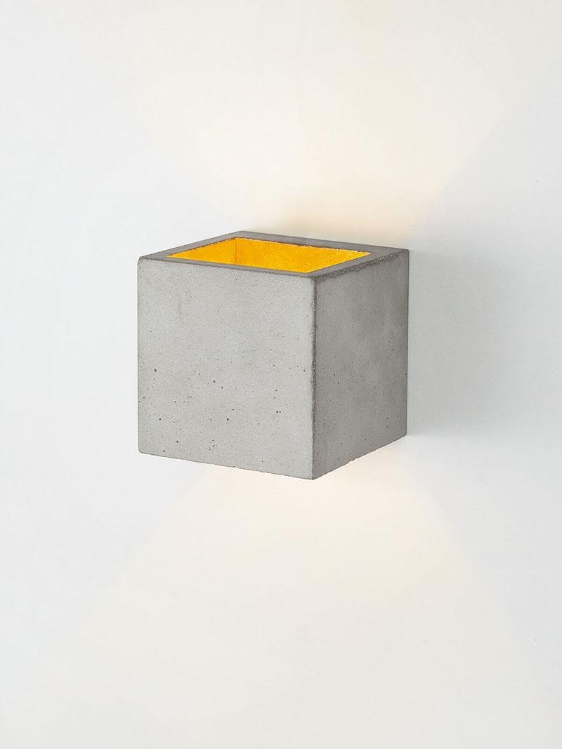 GANTlights [B9] Kuutio seinävalaisin pieni vaalea betonin ja kullan värisenä. Furmus.fi