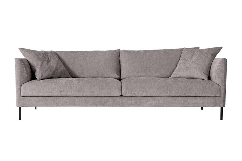 Amaya 3-istuttava sohva eros 17 kankaalla harmaan värisenä Rave Furniturelta. Furmus.fi