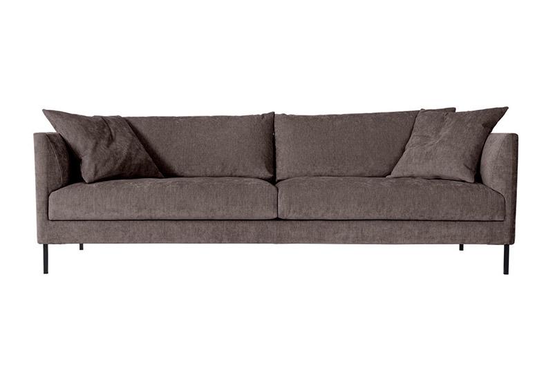 Amaya 3-istuttava sohva eros 36 kankaalla vaalean ruskean värisenä Rave Furniturelta. Furmus.fi