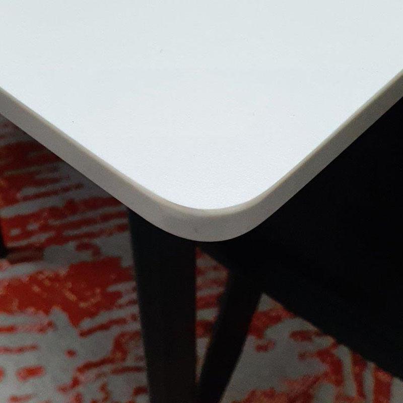 Stone pöytä + 4 Marcus tuolia. Valkoinen pöytä ja mustat tuolit. Tenstarilta Furmus.fi