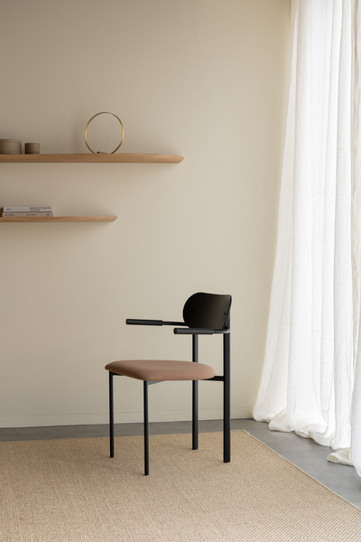 Studio HENK Oblique -tuoli käsinojilla. Ilmainen toimitus. Furmus.fi